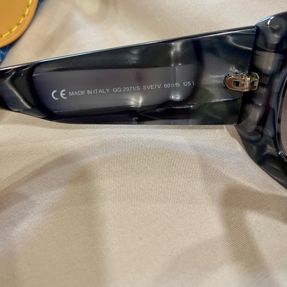 Wavy 🌊GUCCI GG rhinestone Sunglasses with case EUC - Picture 4 of 14